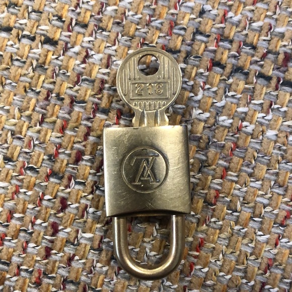 Vintage LV Louis Vuitton Padlock Lock & Key 216 - Picture 8 of 13